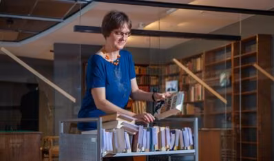 Der Aufbau der Origingal-Arbeitsbibliothek von Stefan und Inge Heym im TIETZ