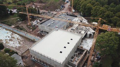 Baufortschritt September 2022 - die Dachflächen sind nun nahezu geschlossen