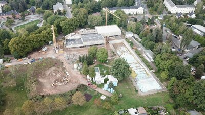 Baufortschritt September 2022 - die Dachflächen sind nun nahezu geschlossen