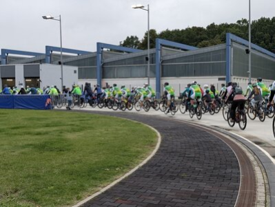Nach der Ankunft des European Peace Ride fuhren alle Radelnden gemeinsam mit dem Peloton eine Runde im Stadion.