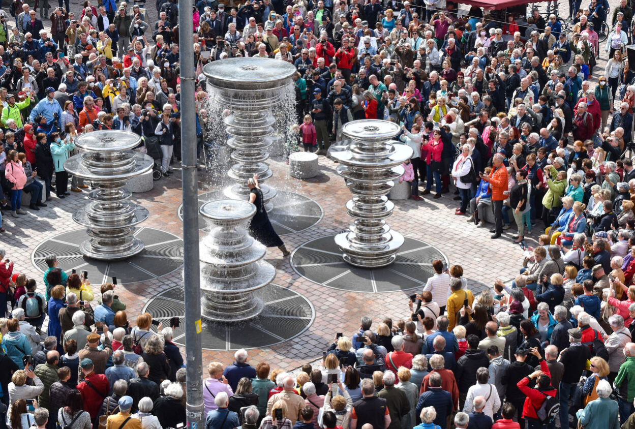 Der neue Chemnitzer Marktbrunnen "Manifold".