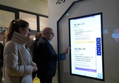 Oberbürgermeister Sven Schulze und Andrea Pier, Kaufmännische Geschäftsführerin der Europäische Kulturhauptstadt Chemnitz 2025 gGmbH, eröffnen den neuen Infopoint im Chemnitzer Hauptbahnhof