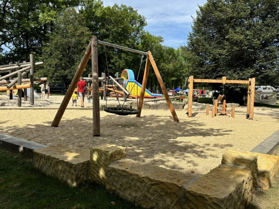 Der Spielplatz wurde mit einer Nestschaukel, einem Sandspielplatz und einer Kleinkindrutsche ergänzt.
