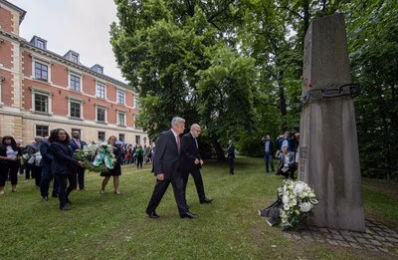 Am Mahnmal f&uuml;r die Opfer des Stalinismus an der Hohen Stra&szlig;e legten Bundespr&auml;sident a. D. Joachim Gauck und Oberb&uuml;rgermeister Sven Schulze Kr&auml;nze nieder.