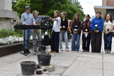 Schülerinnen und Schüler des Georgius-Agricola-Gymnasiums Chemnitz sind anwesend und musizieren am Stolperstein.