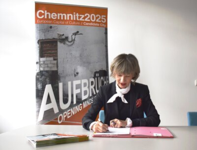 Oberbürgermeisterin Barbara Ludwig unterzeichnet die Kooperationsvereinbarung