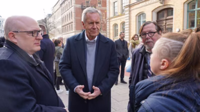 Oberbürgermeister Sven Schulze und der ehemalige Bundespräsident Christian Wulff im Gespräch mit Chemnitzer:innen