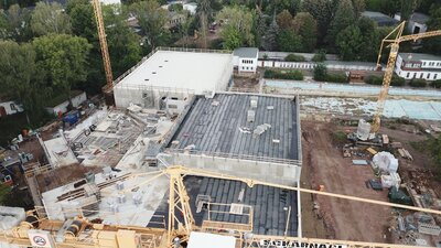 Baufortschritt September 2022 - die Dachflächen sind nun nahezu geschlossen