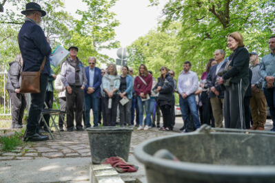 Dr. Nitsche hält eine Rede und richtet seinen Blick zu den Besucherinnen und Besuchern.