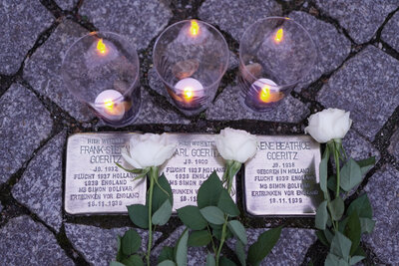 Licht am geputzten Stolperstein