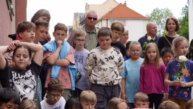 Teilnehmende der Stolpersteinverlegung für Familie Sommerfeld/Kaes