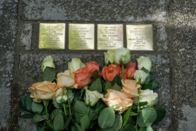 vier Stolpersteine für Familie Frank. Auf den Steinen steht: Hier wohnte Heinrich Frank, Jg. 1889, unfreiwillig verzogen, 1937 Berlin, Schutzhaft 1938, KZ Sachsenhausen, Flucht 1939, Palästina  |  Hier wohnte Rosa Frank, geb. Frank, Jg. 1900, unfreiwillig verzogen, 1937 Berlin, Flucht 1939 Palästina  |  Hier wohnte Leonore Frank, verh. Schoenbeck, Jg. 1923, 1935 Goldschmidt-Schule Berlin, Flucht 1939 Palästina  |  Hier wohnte Erwin Konrad Frank, Jg. 1925, 1935 Goldschmidt-Schule Berlin, Flucht 1939 Palästina