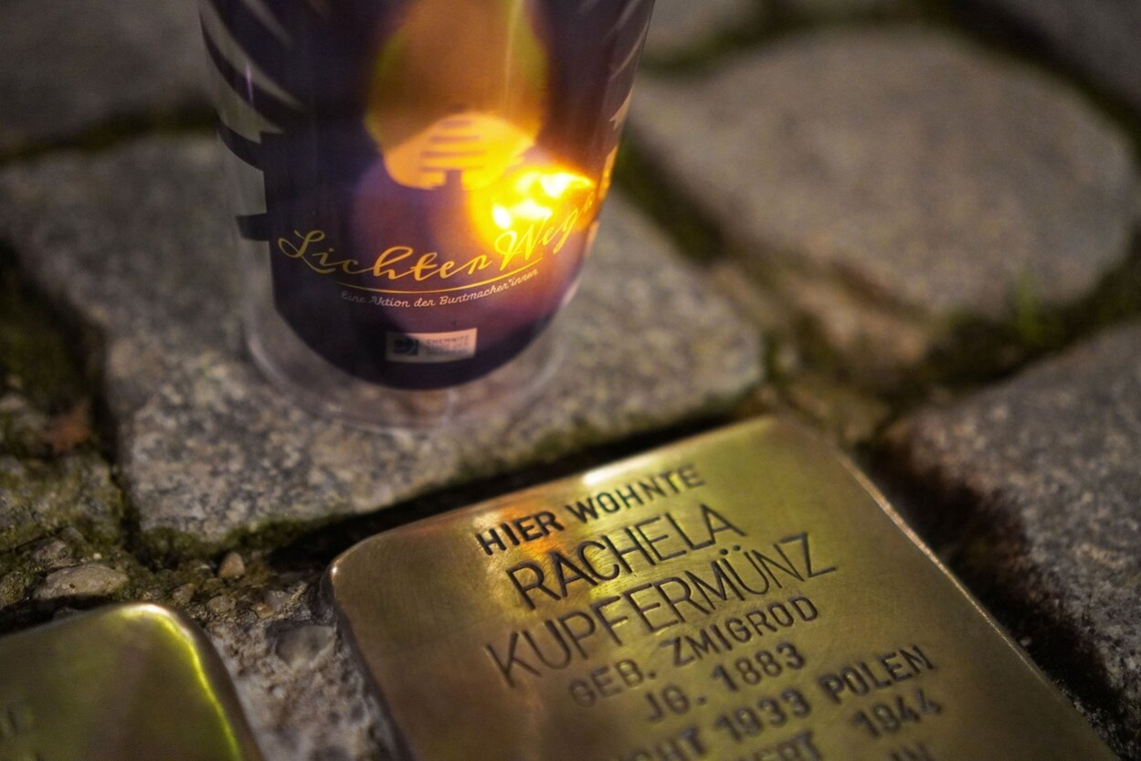 Stolperstein mit Kerze