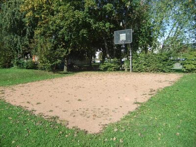 Spielplatz im Park der Opfer des Faschismus, Basketballplatz