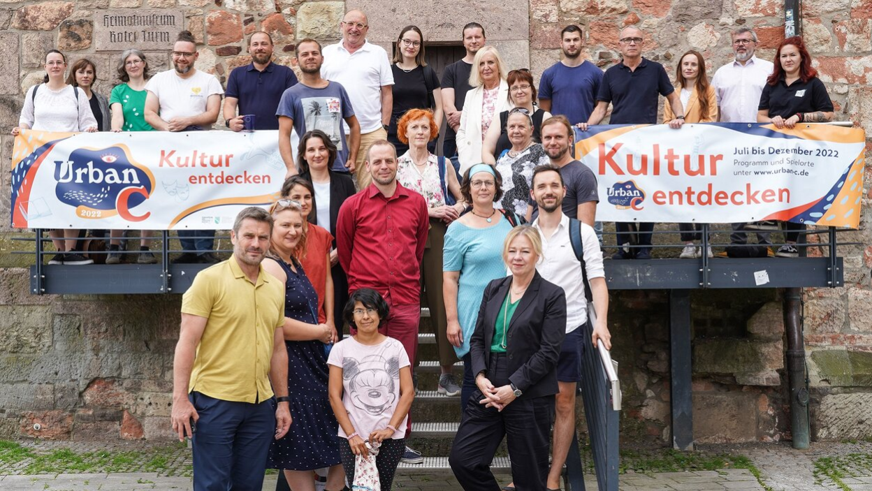 Bürgermeisterin Dagmar Ruscheinsky mit dem Geschäftsführer der C³ Chemnitzer Veranstaltungszentren GmbH Ralf Schulze und Kulturschaffenden in Chemnitz