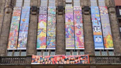 Friedensbanner am Rathaus