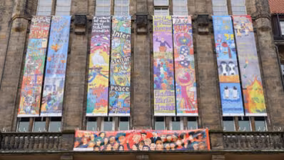 Friedensbanner am Rathaus