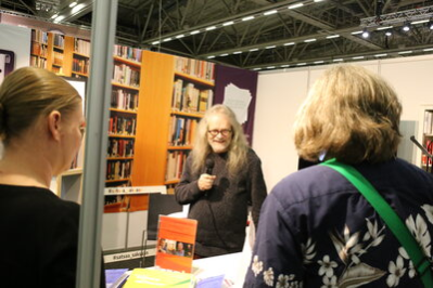 Hans Brinkmann auf der Buchmesse in Helsinki am Stand von Deutscher Bibliothek und Goethe-Institut
