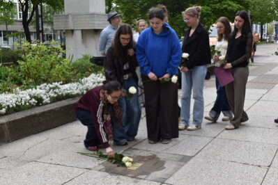 Schülerinnen des Georgius-Agricola-Gymnasiums Chemnitz legen Rosen am Stolperstein nieder.