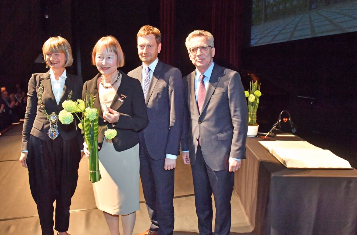 Bild von der Verleihung der Ehrenbürgerschaft: Oberbürgermeisterin Barbara Ludwig, Dr. Ingrid Mössinger, Ministerpräsident Michael Kretschmer und Thomas de Maizière, langjähriger Bundes- und Landesminister