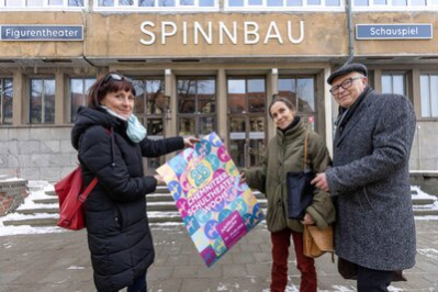 Gerlinde Heber, Wolfgang Seim und Heike Vieth organisieren gemeinsam die Schultheaterwoche.