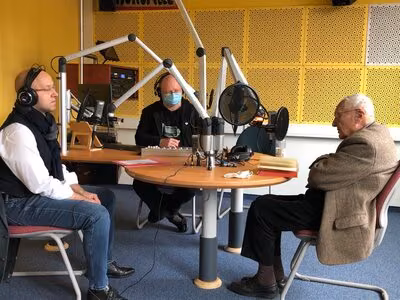 Pfarrer Stephan Tischendorf (links) im Gespräch mit Hartwig Albiro (rechts), Jörg Braune (Technik, Mitte)