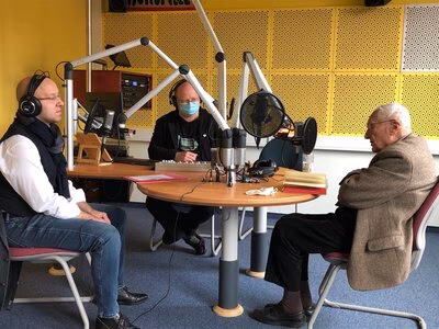 Pfarrer Stephan Tischendorf (links) im Gespr&auml;ch mit Hartwig Albiro (rechts), J&ouml;rg Braune (Technik, Mitte)