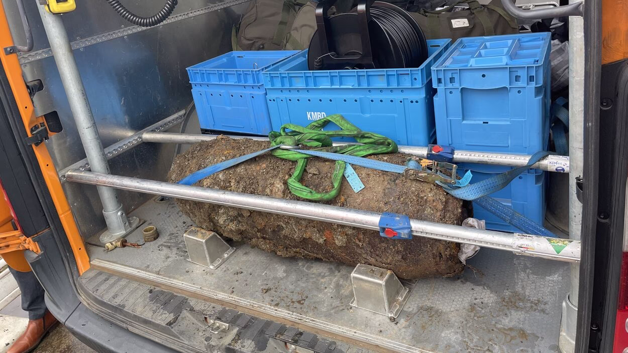 Entsch&auml;rfte Fliegerbombe in Altchemnitz beim Abtransport im Auto des Kampfmittelbeseitigungsdienstes