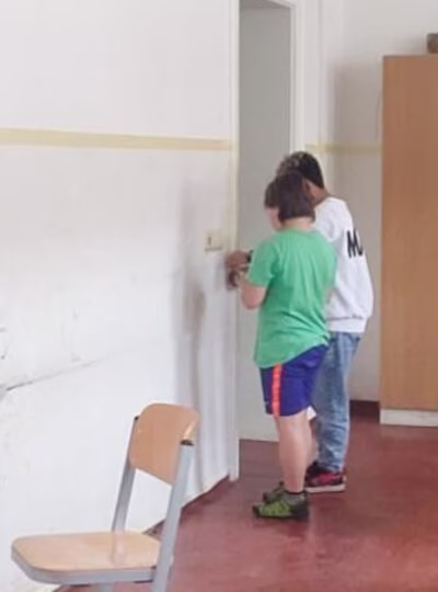 Schüler der Untere Luisenschule beim Renovieren eines Klassenzimmers