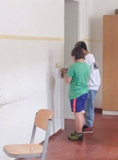 Schüler der Untere Luisenschule beim Renovieren eines Klassenzimmers
