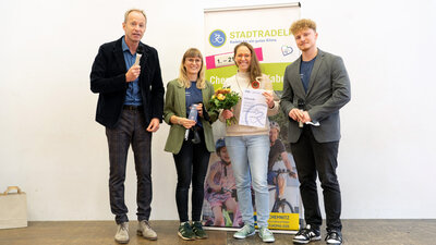 Gewinnerin der Kategorie "Die aktivste Radlerin" Frau Stefanie Zelt mit Bürgermeister Knut Kunze und den STADTRADELN-Koordinatoren Sarah Arnold und Robert Jehmlich