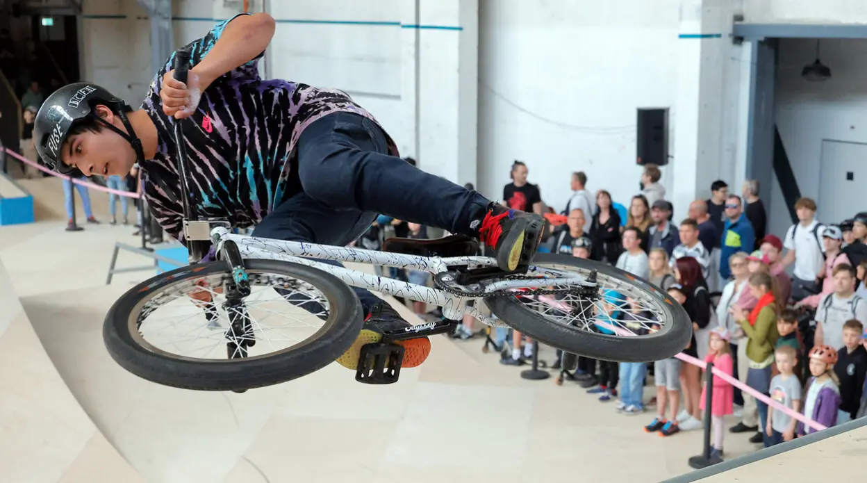 Ein Mountainbiker testet die neuen Elemente in der Skaterhalle in der Sch&ouml;nherrfabrik.