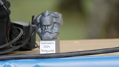 Karl-Marx-Monument mit Sticker