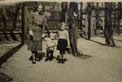 Wolfgang Ramm (Mitte) mit seiner Mutter und seiner Schwester im Hof des Altenheimes in der Rembrandtstraße, ehemals Feldstraße