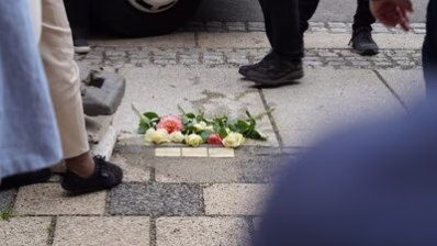 Die frisch verlegten Stolpersteine für Familie Rappel
