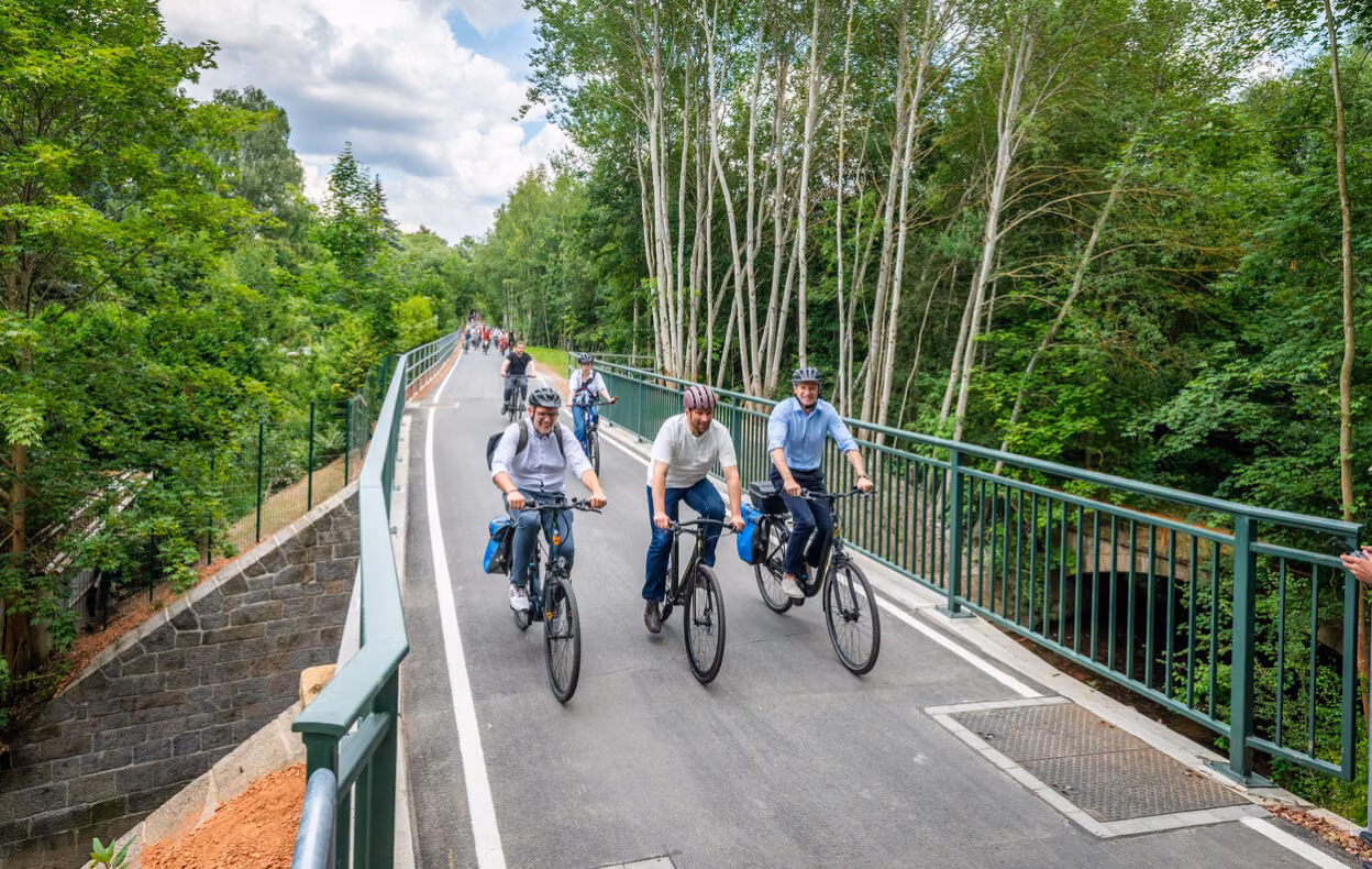 Radfahrende auf dem neuen Abschnitt des Premiumradwegs.