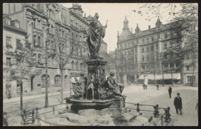 Einst wurde auf dem Roßmarkt mit Pferden gehandelt, ab 1893 stand dort der repräsentative Saxoniabrunnen.