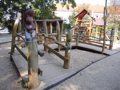 Spielplatz Gerhart-Hauptmann-Platz, Spielanlage mit Rutsche