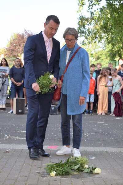 Enkel Matthias Faust und eine Tochter von Siegfried Lässig legten Blumen dem Stolperstein bei