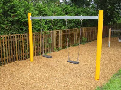 Spielplatz Mittelbacher Dorfstraße, Schaukel