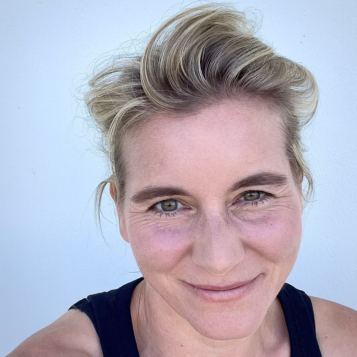 Das Bild zeigt ein Selbstportait von Frauke Angel. Sie schaut direkt in die Kamera. Sie hat ihre blond gest&auml;hnten Haare zu einem Zopf zusammengebunden. Sie tr&auml;gt ein schwarzes Top. Ihre Augenfarbe ist gr&uuml;nbraun. Sie l&auml;chelt freundlich in die Kamera.