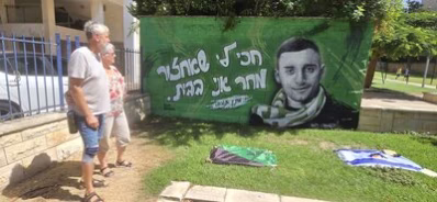 Ein Graffiti erinnert an den entführten Soldaten Matan Angrest.