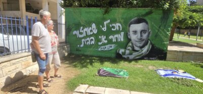 Ein Graffiti erinnert an den entführten Soldaten Matan Angrest.