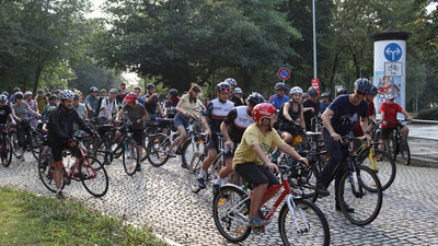 Radelnde am Startpunkt der #chemnitzdrehtamradtour2024