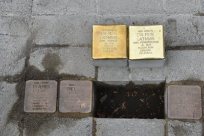 Stolpersteine vor dem Einsetzen an ihrem vorgesehenen Platz im Boden.