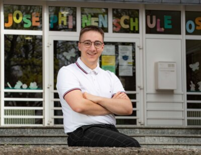 Oliver Sachsze vor seiner ehemaligen Schule, der Josephinen-Oberschule. Dort war er jahrelang Klassen- und Schülersprecher.