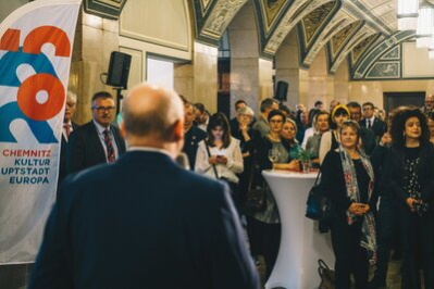 Am Abend hatten die Teilnehmer bei einer „Welcome reception“ in der Wandelhalle des Rathauses Gelegenheit, sich mit den Gästen des zeitgleich in Chemnitz stattfindenden Eurocities Kulturforums bekannt zu machen. Prominenter Gast des Abends war Katarina Witt, Eiskunstlauf-Olympiasiegerin und Ehrenbürgerin von Chemnitz.