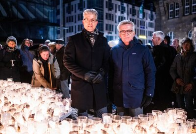 Bürgermeister Ralph Burghart an der Friedenstaube vorm Friedenskreuz mit Dr. Thomas de Maizière, Präsident des Deutschen Evangelischen Kirchentags 2023 in Nürnberg und ehemaliger Bundesinnen- und Bundesverteidigungsminister.