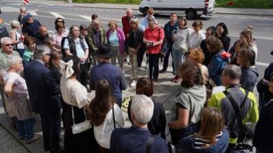 Teilnehmende der Stolpersteinverlegung für Familie Bulka