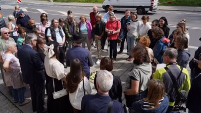 Teilnehmende der Stolpersteinverlegung für Familie Bulka